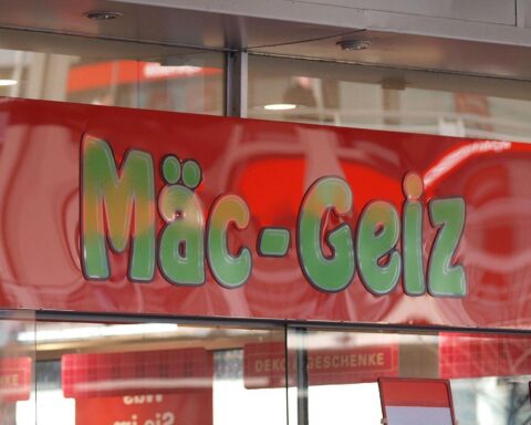 Discounter Mäc-Geiz stellt Insolvenzantrag, bleibt jedoch unter vorläufiger Eigenverwaltung aktiv.