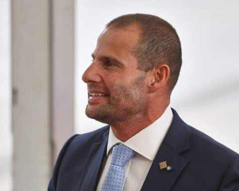 Robert Abela, Premierminister von Malta, feiert seinen Wahlsieg mit der Labour-Partei.