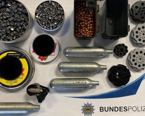 Bundespolizei sichert Druckluftwaffe, Gaskartuschen und Munition nach Festnahme am Hamburger Hauptbahnhof.