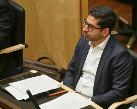 Hessens Wirtschaftsminister Kaweh Mansoori spricht zur steuerfreien 1.000-Euro-Prämie und Wirtschaftskritik.