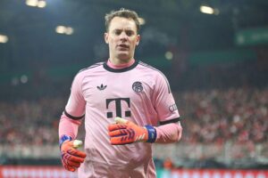 Manuel Neuer und Sven Ulreich feiern Vertragsverlängerung beim FC Bayern München bis 2027.