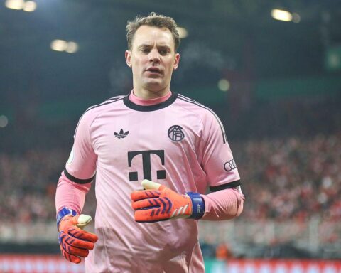 Manuel Neuer und Sven Ulreich feiern Vertragsverlängerung beim FC Bayern München bis 2027.