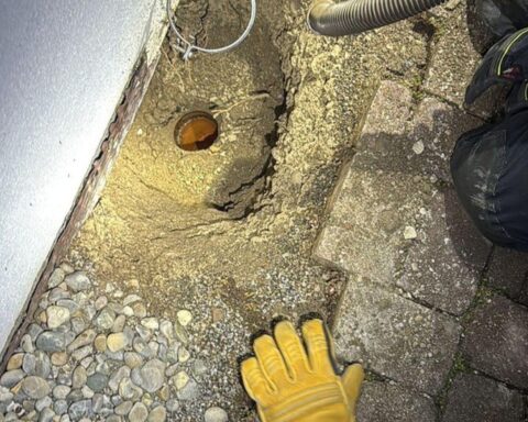 Feuerwehr befreit Marder aus Regenwasserablauf, eingesetzt mit Endoskopkamera und Staubsaugerrohr.