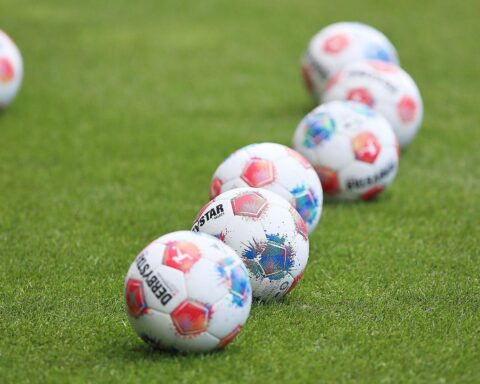 Ein Fußballtorwart mit VfB Stuttgart-Trikot, der den Ball hält, symbolisiert Rückkehr und Erfahrung.