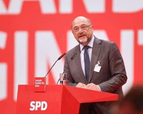 Martin Schulz diskutiert soziale Gerechtigkeit und europäische Souveränität in herausfordernden Zeiten.