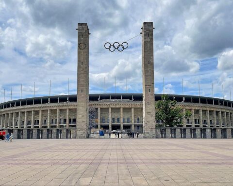 Berlin Olympiastadion, kritische Stimmen zur Olympiabewerbung und Weltausstellung, moderne Herausforderungen.