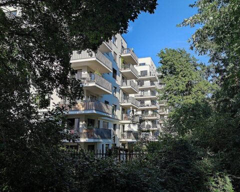 Neubauten in urbaner Umgebung, symbolisieren steigende Immobilienfinanzierung und Marktentwicklung in Deutschland.