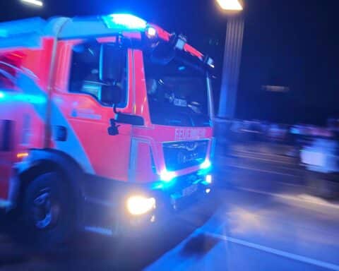 Brennende Autos in Wuppertal, Feuerwehr im Einsatz, Schäden an Häusern durch Rauch und Wärme.