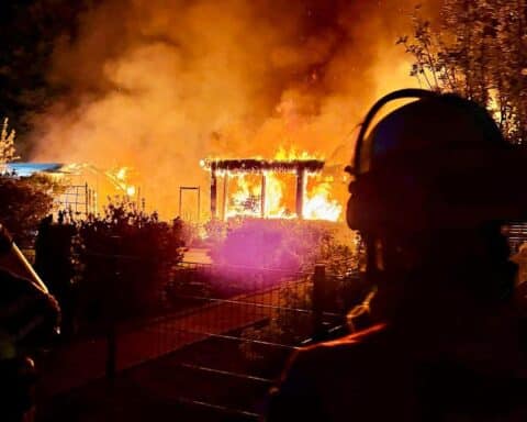 Feuerwehr im Einsatz bei Bränden in Essen, Rettung von Verletzten und Brandbekämpfung.
