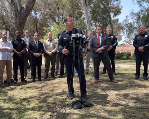 Polizeipräsentation zu blutiger Attacke auf Moschee in San Diego, tragische Opfer und Täter.