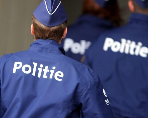 Ein verletzter Schulbus nach Zugunfall, Rettungskräfte im Einsatz, besorgte Passanten.