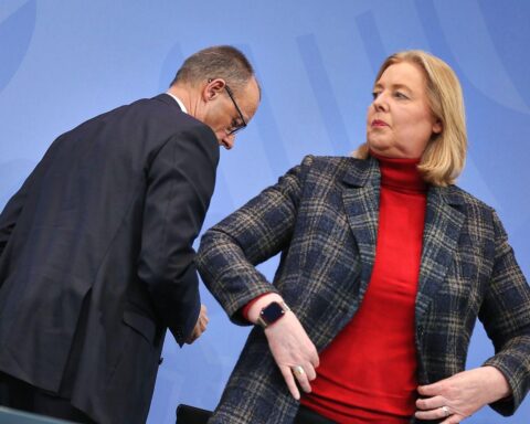 Friedrich Merz und Bärbel Bas diskutieren skeptische Meinungen zur deutschen Migrationspolitik.