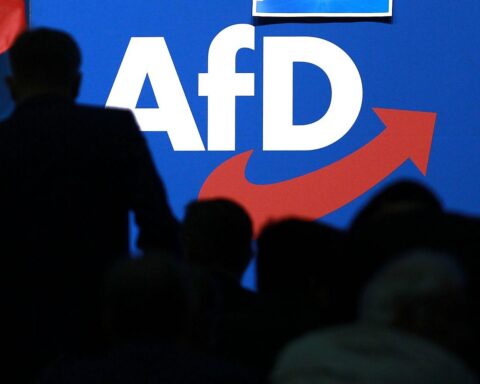 AfD-Logo auf Parteitag, symbolisiert politische Relevanz und potenziellen Wählerzuwachs.