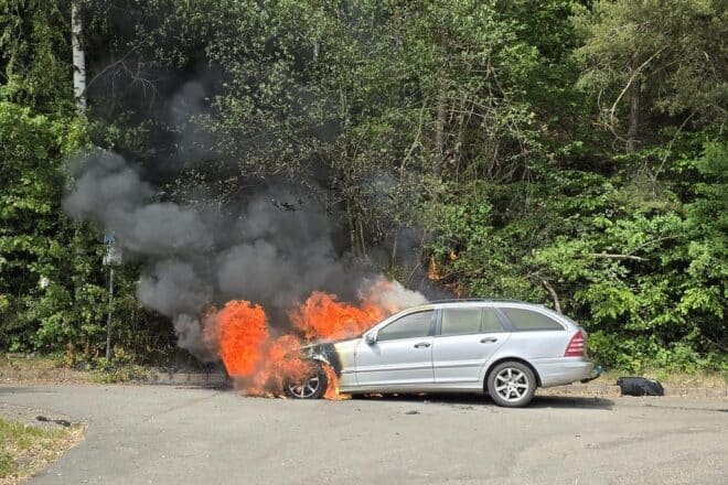Mercedes auf B10 bei Pirmasens in Flammen aufgegangen
