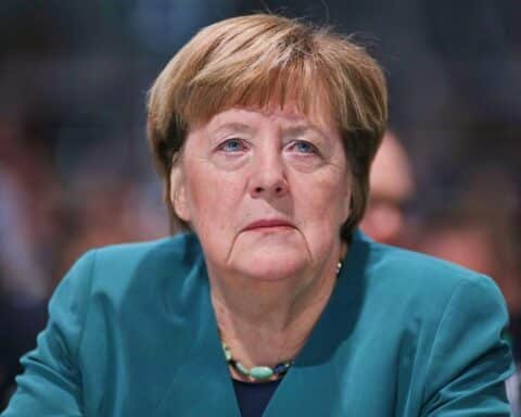 Angela Merkel diskutiert Stipendium für benachteiligte Jugendliche in Übergangsphasen.