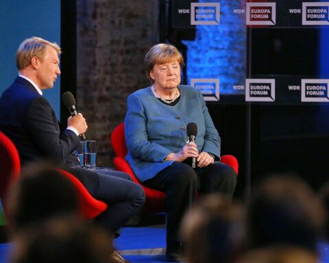 Angela Merkel spricht skeptisch über Vermittlerrollen im Ukraine-Konflikt während des Europaforums.