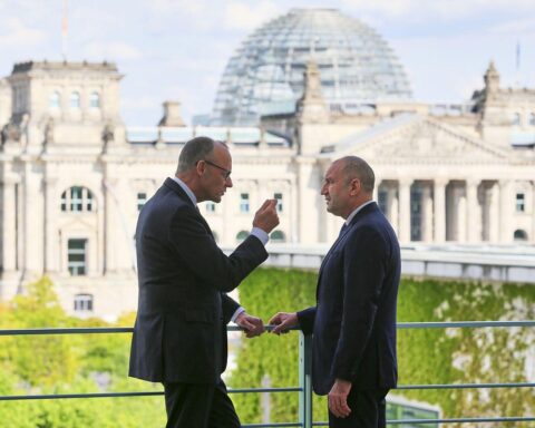 Friedrich Merz und Rumen Radew im Kanzleramt, symbolisieren europäische Solidarität für die Ukraine.