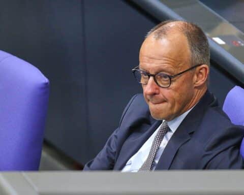 Kritik am Kanzlerwechsel: Merz warnt vor destabilierenden Spekulationen und stärkt die politische Mitte.