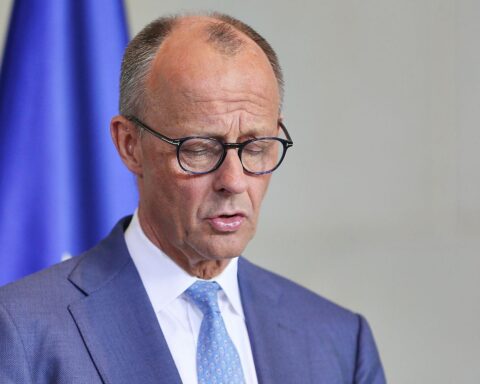 Friedrich Merz spricht beim DGB-Kongress, provoziert Gelächter und Buhrufe über Reformen.