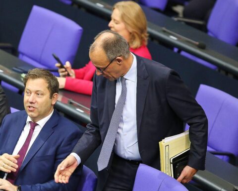Friedrich Merz diskutiert mit Lars Klingbeil über Koalitionsstreitigkeiten und Steuerpläne.