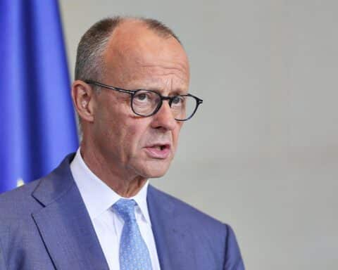 Friedrich Merz diskutiert Kritik am Iran-Krieg und US-Strategie. Politische Spannungen sichtbar.