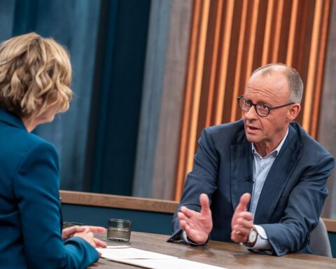 Friedrich Merz und Caren Miosga bei einem Gespräch über Rentenpolitik im Studio.