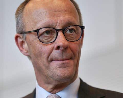 Friedrich Merz spricht auf dem Katholikentag, Publikum reagiert mit Gelächter und Zwischenrufen.