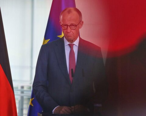 Friedrich Merz im Fokus: Kritische Meinungen zu Kommunikationsstil und Vertrauensverlust unter Bürgern.
