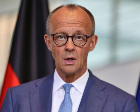 Friedrich Merz verurteilt Russlands Angriffe auf die Ukraine und betont Unterstützung für Kiew.