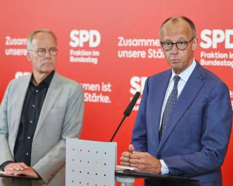Friedrich Merz und Matthias Miersch diskutieren über Reformen und Zusammenarbeit im Bundestag.
