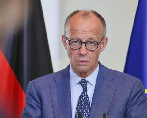 Friedrich Merz in einem politischen Kontext, kritisiert Russlands Angriffe auf die Ukraine.