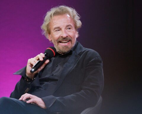 Michelle Hunziker umarmt Thomas Gottschalk, symbolisiert Freundschaft und gemeinsame Erinnerungen.