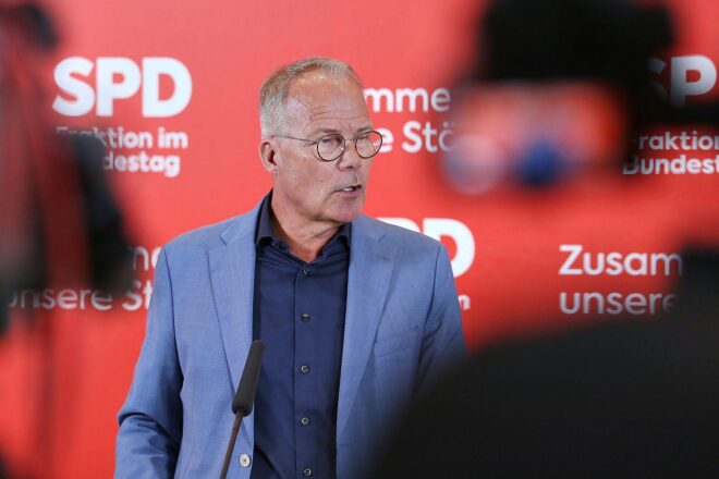 Miersch sieht Demokratie in Deutschland "massiv unter Druck"