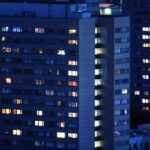 Dunkle Wohnungen in Berlin symbolisieren die drohenden Mietkrisen durch Wohngeldkürzungen.