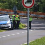 Verkehrskontrolle an deutscher Grenze, symbolisiert politische Diskussion um Asyl- und Migrationspolitik.