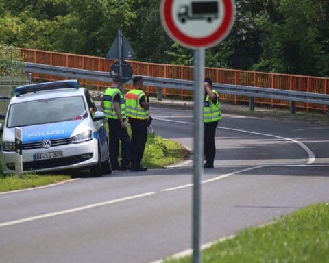 Verkehrskontrolle an deutscher Grenze, symbolisiert politische Diskussion um Asyl- und Migrationspolitik.