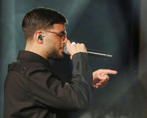 Dardan und Azet feiern Debüt in den Charts, während Bieber und Minaj dominieren.