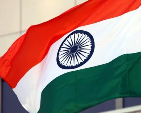 Indische Flagge symbolisiert Tragödie nach Unwetterschäden und Opferzahlen in Uttar Pradesh.
