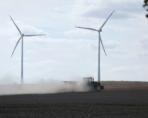 Bauer im Traktor auf Feld, symbolisiert Landwirtschaft, Wettbewerb und Pflanzenschutzmittel-Zulassungen.