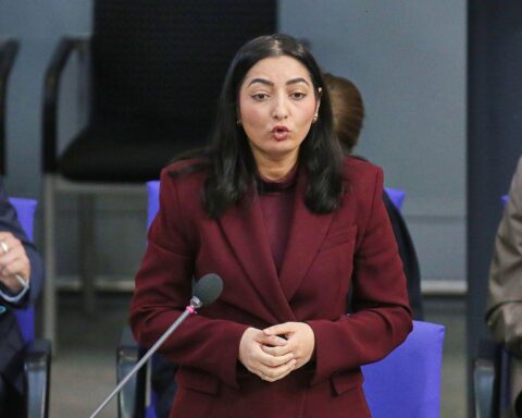 Entwicklungsministerin Alabali Radovan diskutiert globale Herausforderungen und Reformen der Entwicklungspolitik in Deutschland.