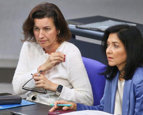 Dorothee Bär und Katherina Reiche im Gespräch, betonen Stabilität der Koalition und klare Pläne.