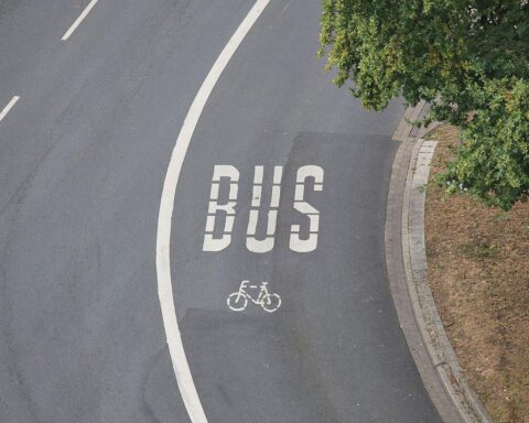 Auf dem Bild sollten eine Busspur und Fahrradwege in einer urbanen Umgebung sichtbar sein.