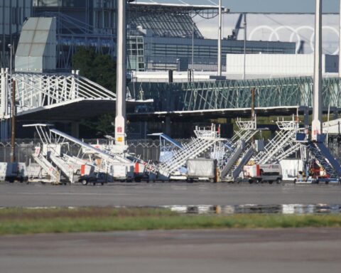 Flughafen München: Fluggasttreppen, Sicherheitsmaßnahmen wegen mutmaßlicher Drohnensichtung, Flugverkehr eingestellt.