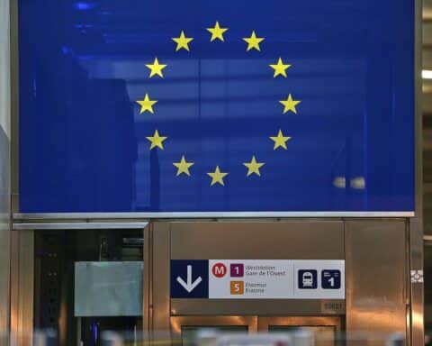 EU-Fahne vor dem Hintergrund wirtschaftlicher Bedenken zu Firmenfusionen und Wettbewerbsfähigkeit.