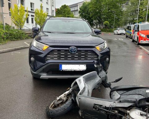 Mopedfahrer schwer verletzt nach Unfall mit Toyota in Bergneustadt, Polizei ermittelt.