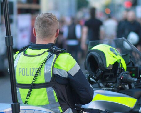 Motorrad-Polizist kontrolliert Fahrer zur Förderung sicherheitsbewussten Fahrens und Unfallverhütung.