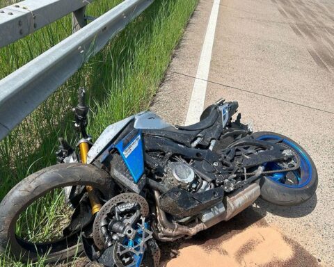Motorradfahrer stürzt nach Kollision mit Schutzplanke auf Autobahn, Rettungshubschrauber im Einsatz.