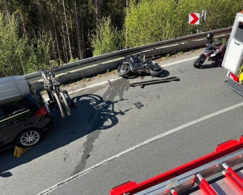 Motorradunfall auf Allendorfer Straße: Schwerer Zusammenstoß, Feuerwehr im Einsatz, tragisches Ereignis.