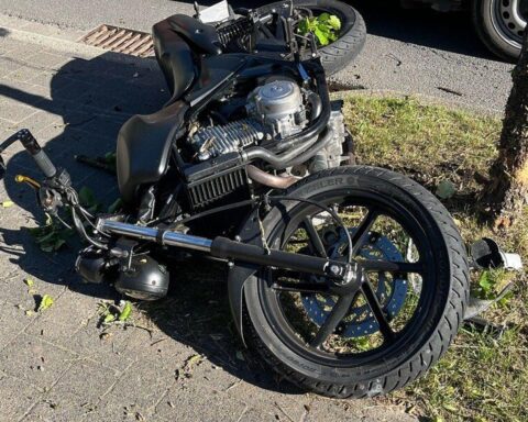 Schwere Motorradfahrerin-Unfall: Honda stürzt nach Überholmanöver auf Kölner Straße, Verletzungen.