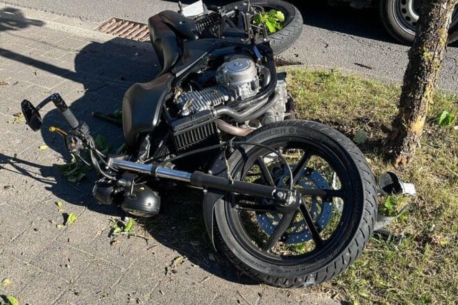 Motorradfahrerin stürzt nach Überholvorgang in Bergneustadt